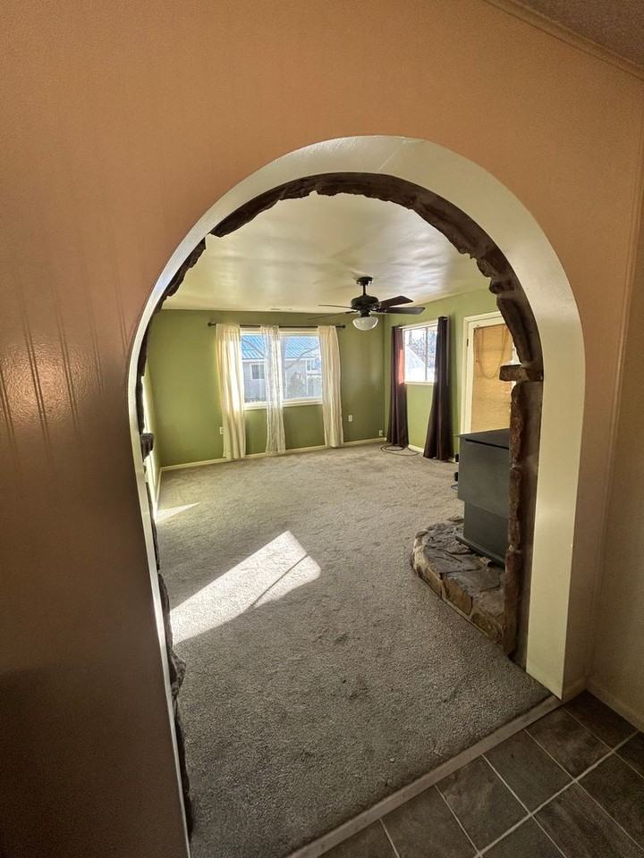 281 W North St - Photo 7 of 14