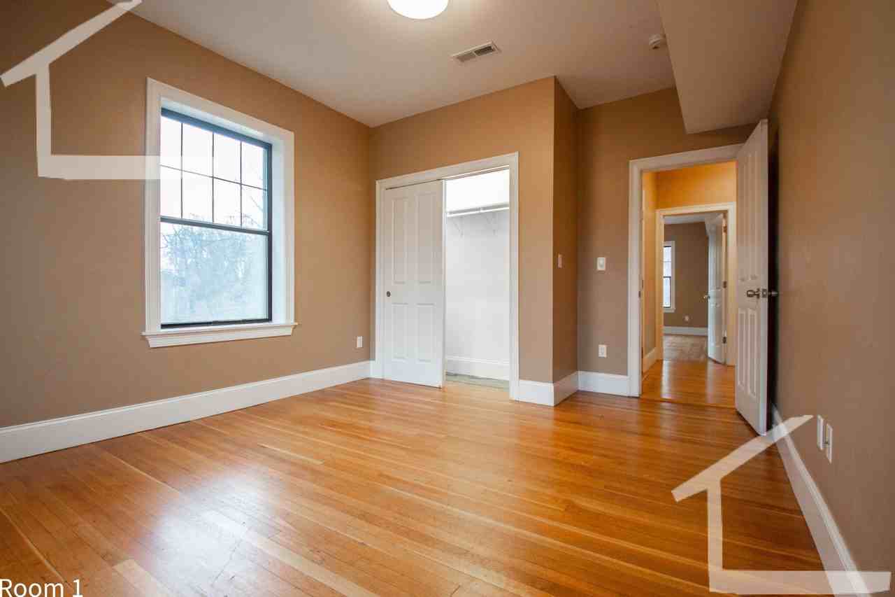 1609 Beacon St - Photo 4 of 15