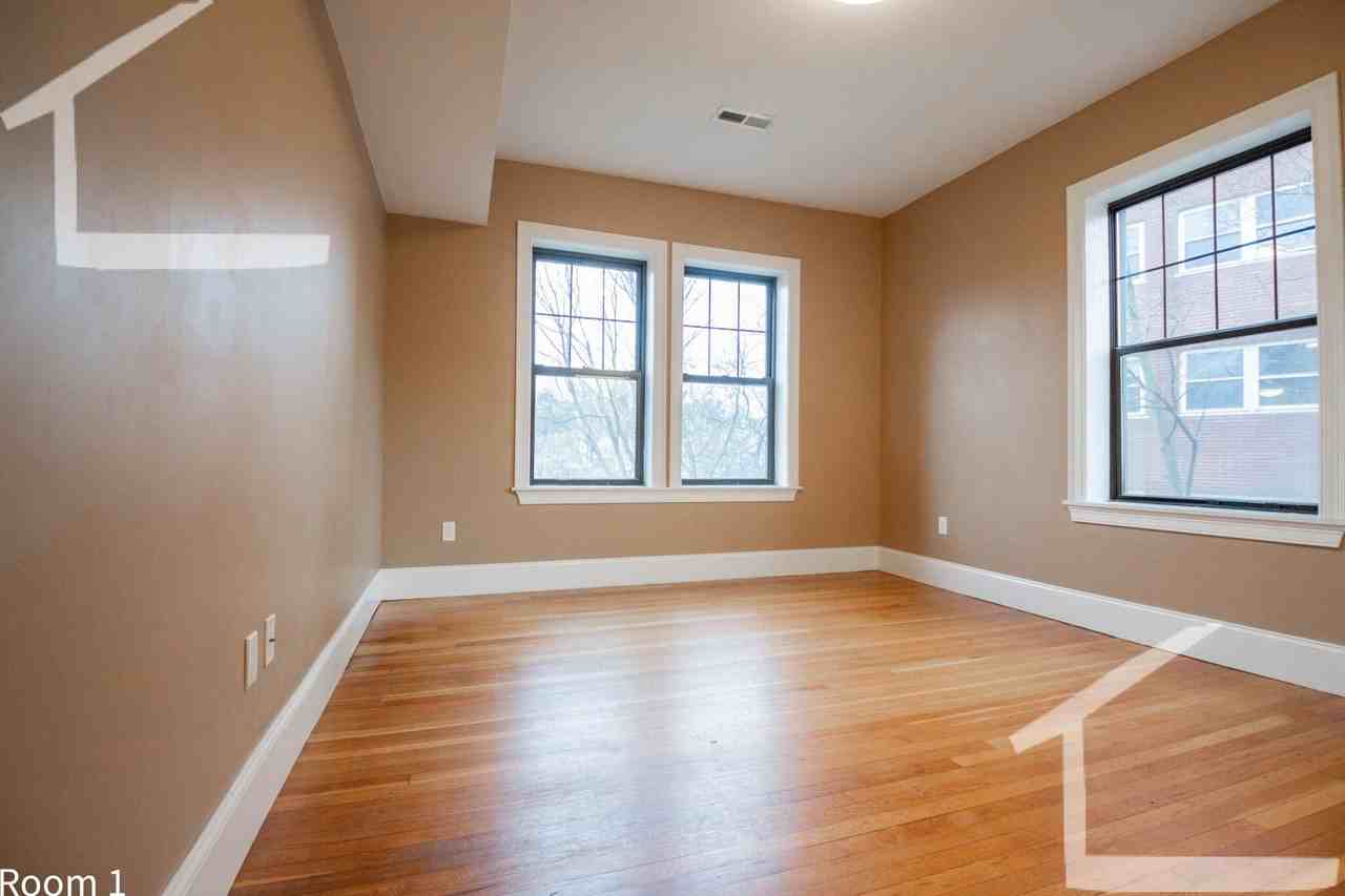 1609 Beacon St - Photo 5 of 15