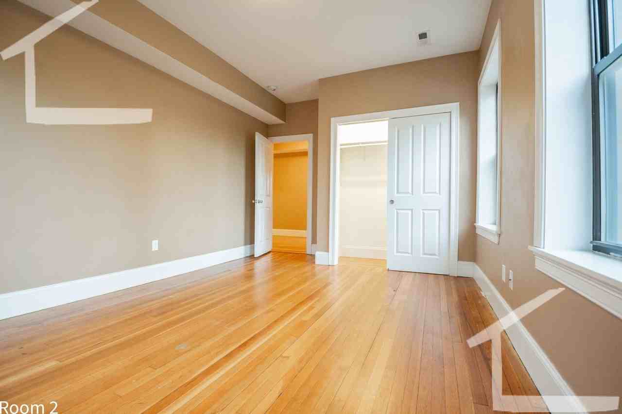 1609 Beacon St - Photo 7 of 15