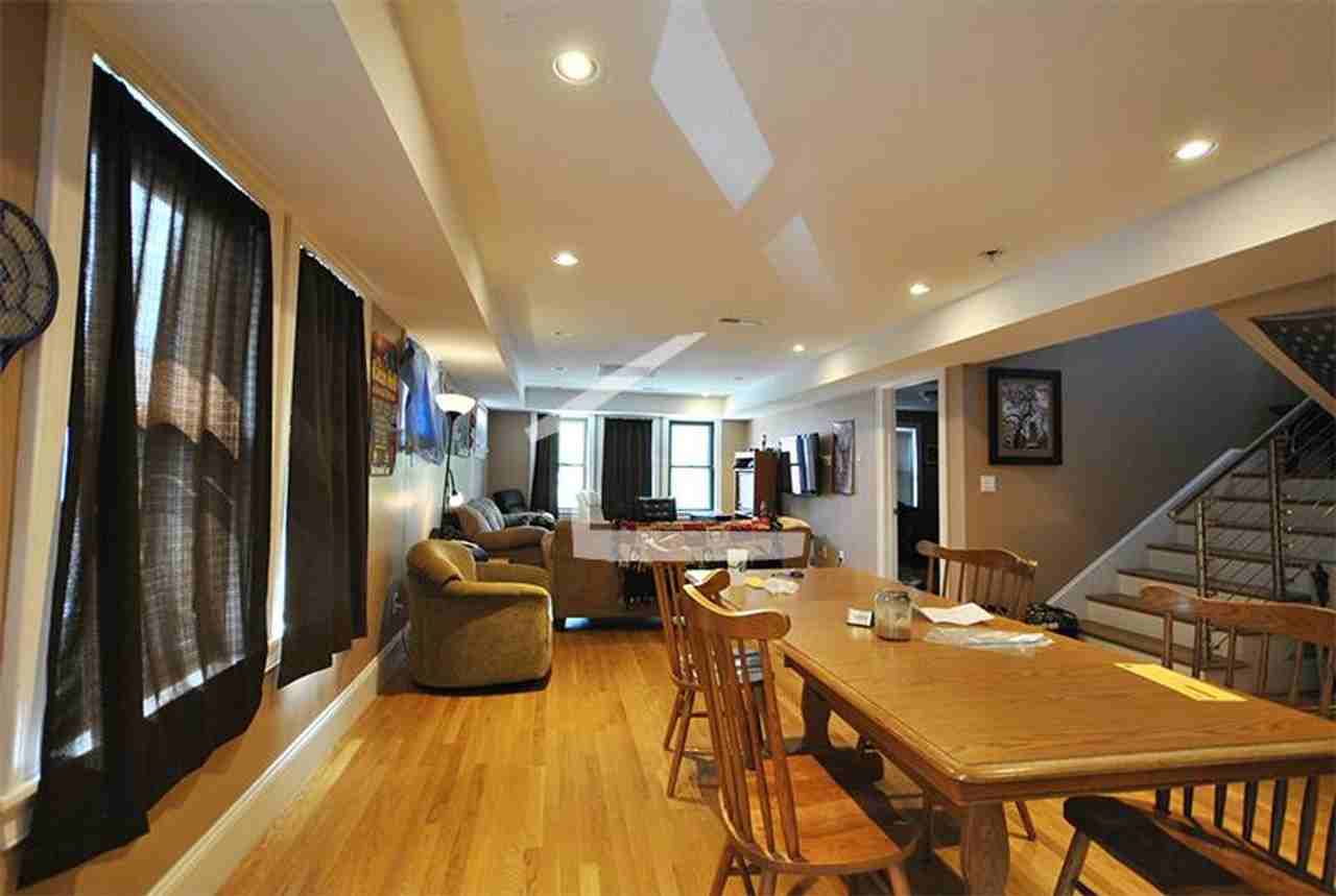 37 Woodstock Ave - Photo 3 of 18
