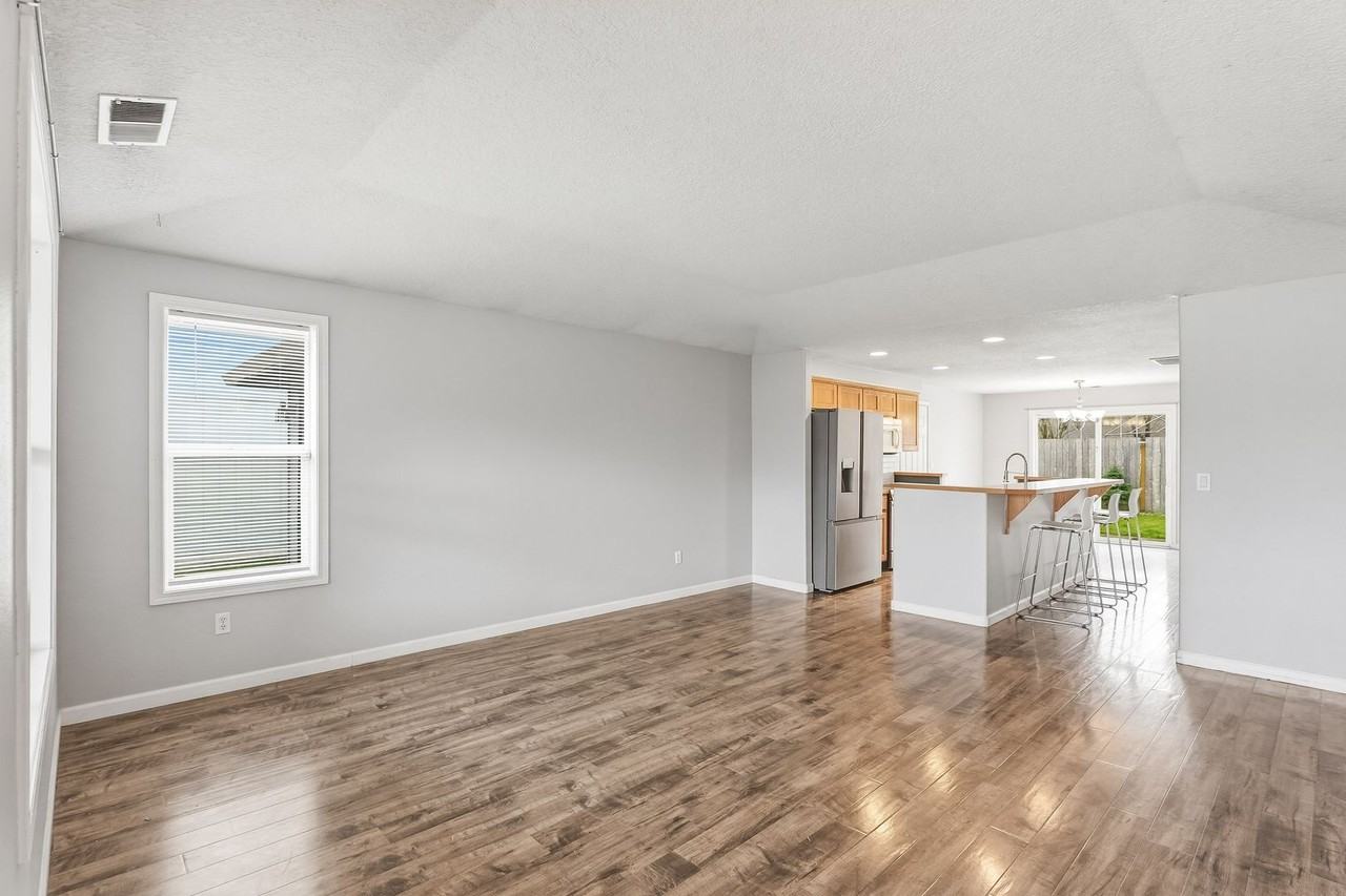 1518 E Mill Ct - Photo 3 of 21