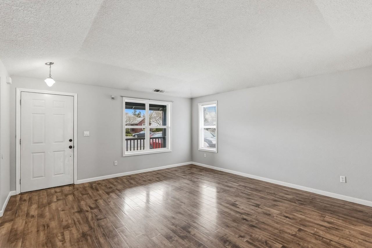 1518 E Mill Ct - Photo 4 of 21