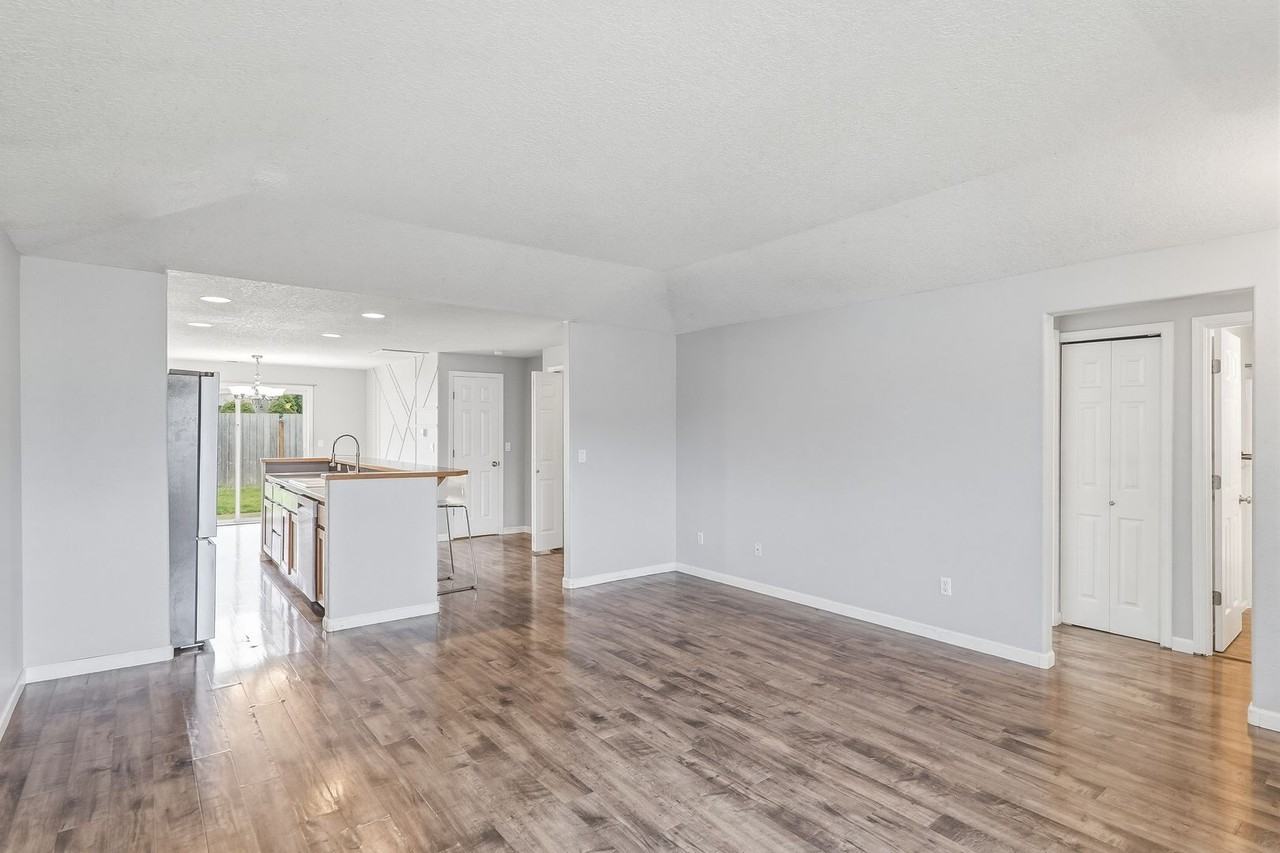 1518 E Mill Ct - Photo 6 of 21