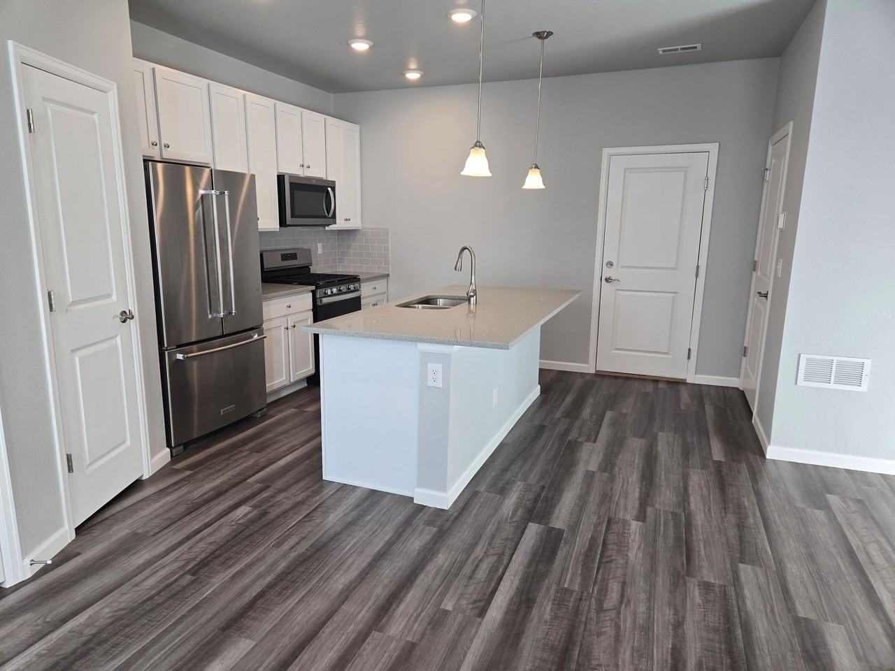 1830 S Poplar Ct - Photo 2 of 14