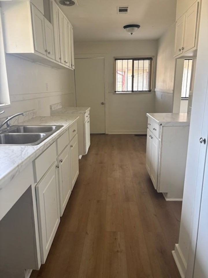 1539 Woodburn St - Photo 3 of 10