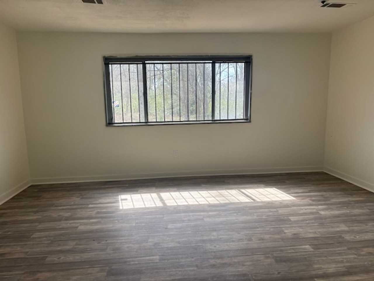 1539 Woodburn St - Photo 4 of 10