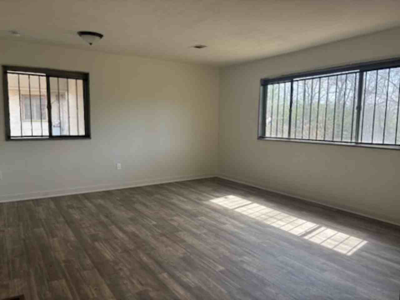 1539 Woodburn St - Photo 5 of 10