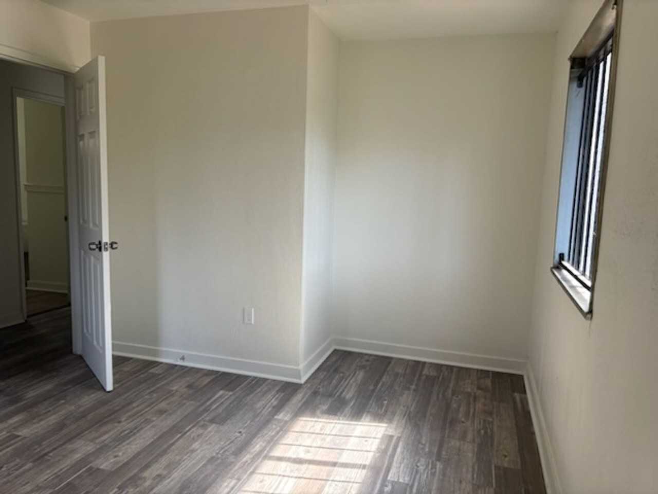 1539 Woodburn St - Photo 7 of 10