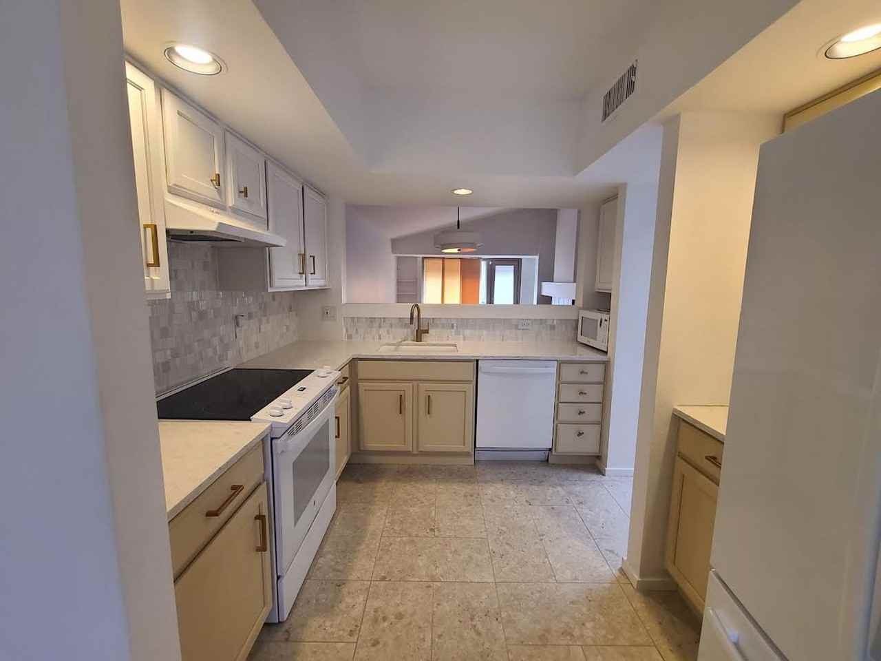 3118 E Macenroe Ln - Photo 4 of 8