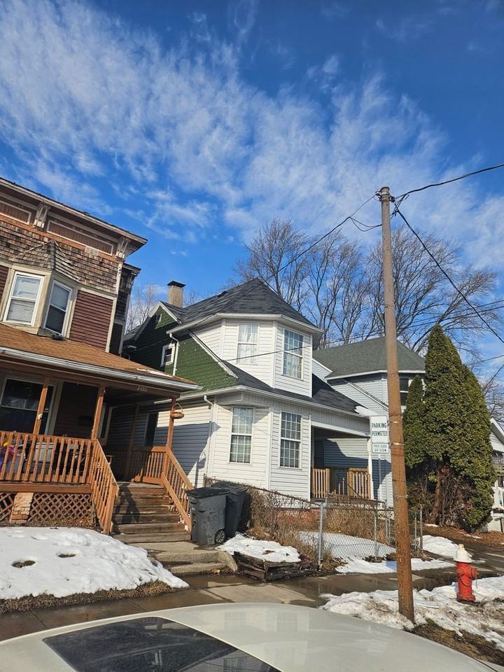 2424 Broadway St - Photo 3 of 28