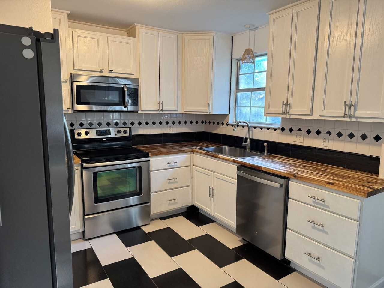 1020 Pinetree Rd - Photo 2 of 6