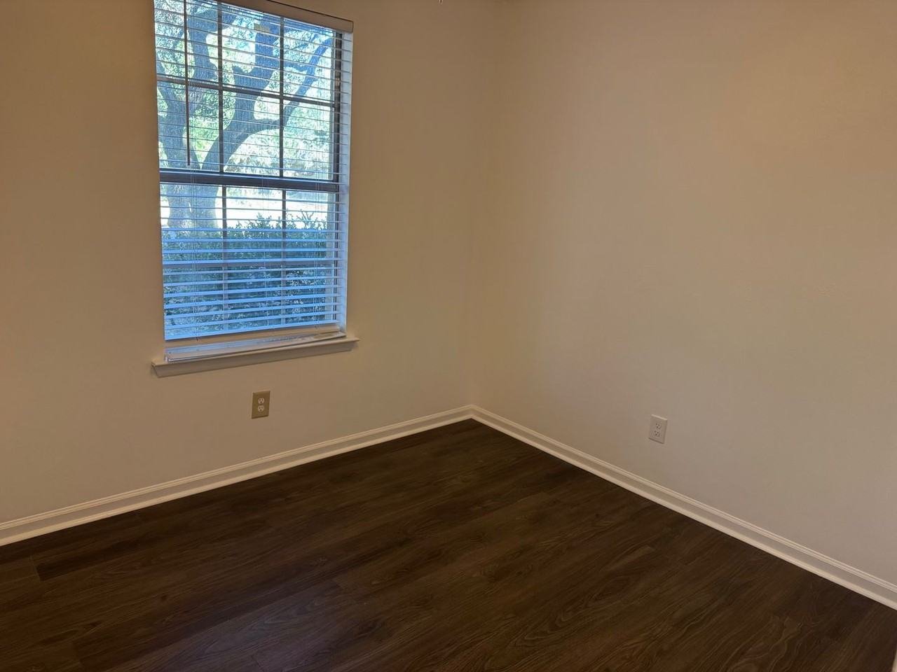 1020 Pinetree Rd - Photo 3 of 6