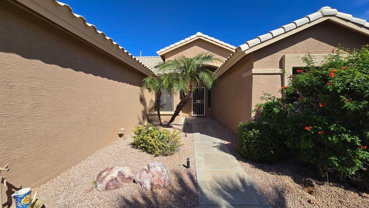 15690 W Earll Dr - Photo 3 of 39