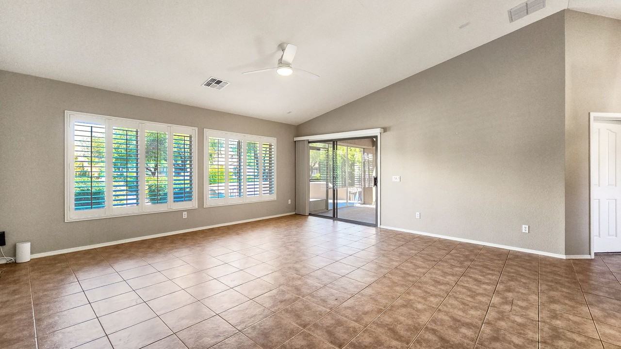 15690 W Earll Dr - Photo 7 of 39