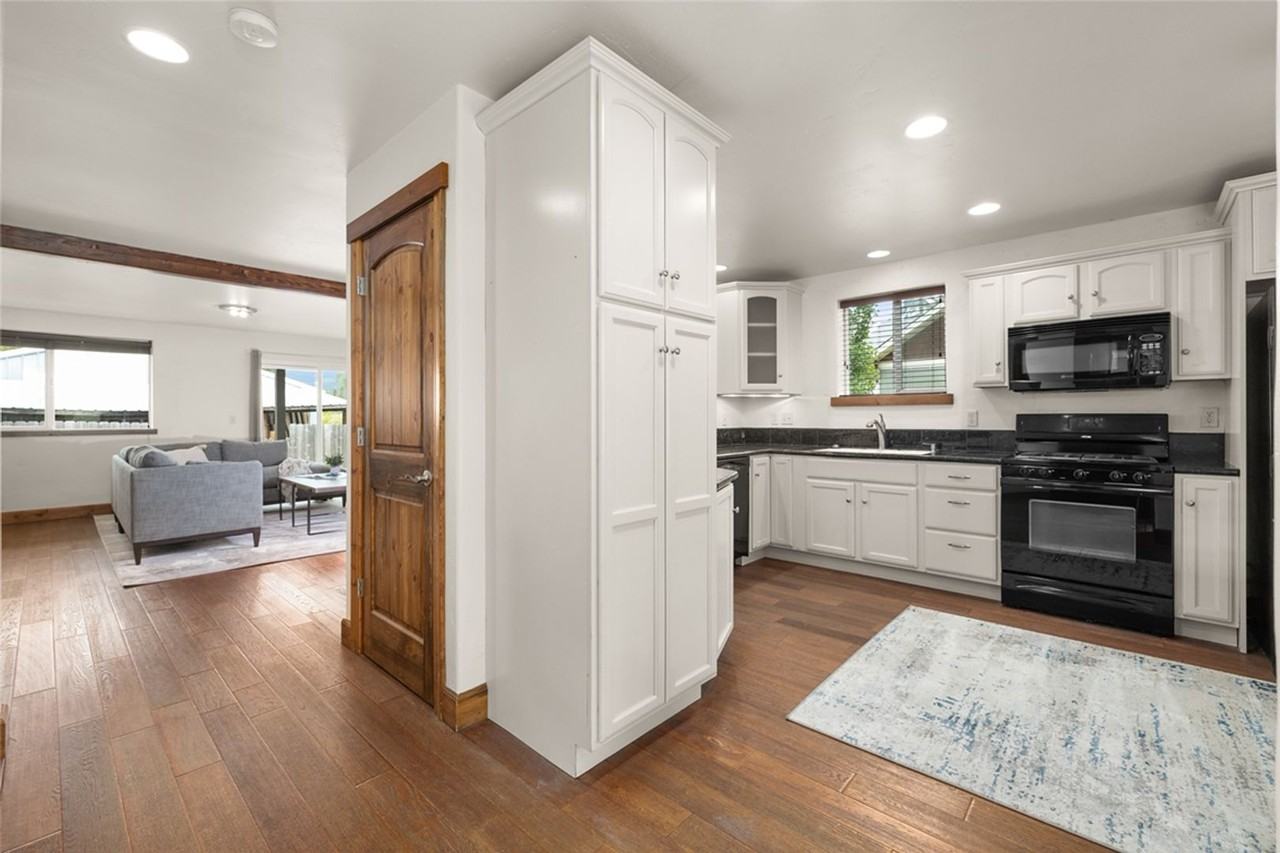 443 Karrow Ave - Photo 3 of 7