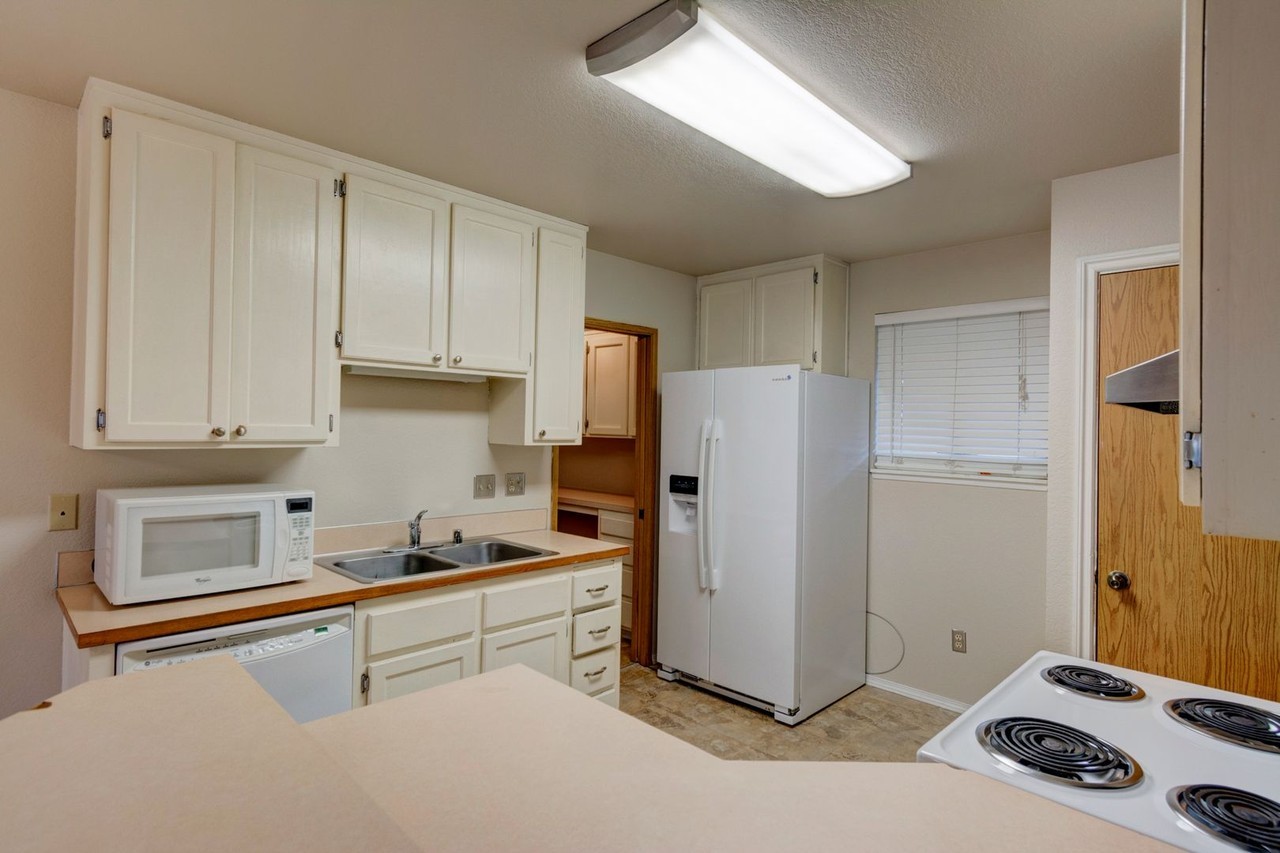 1981 Ne 9th Ave - Photo 2 of 22