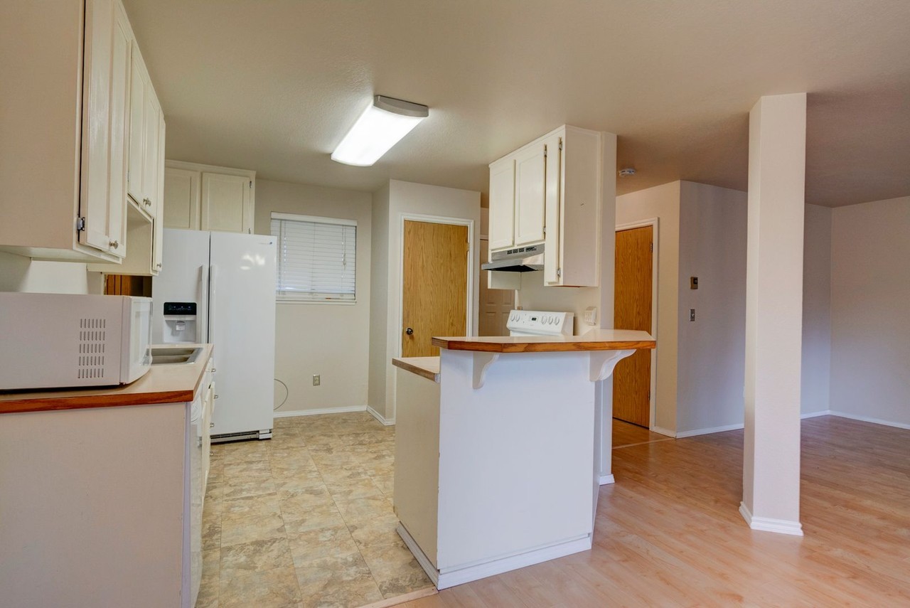 1981 Ne 9th Ave - Photo 4 of 22