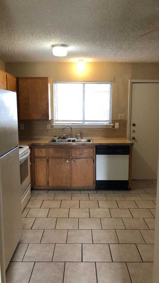 1305 Quail Cir #B - Photo 3 of 14