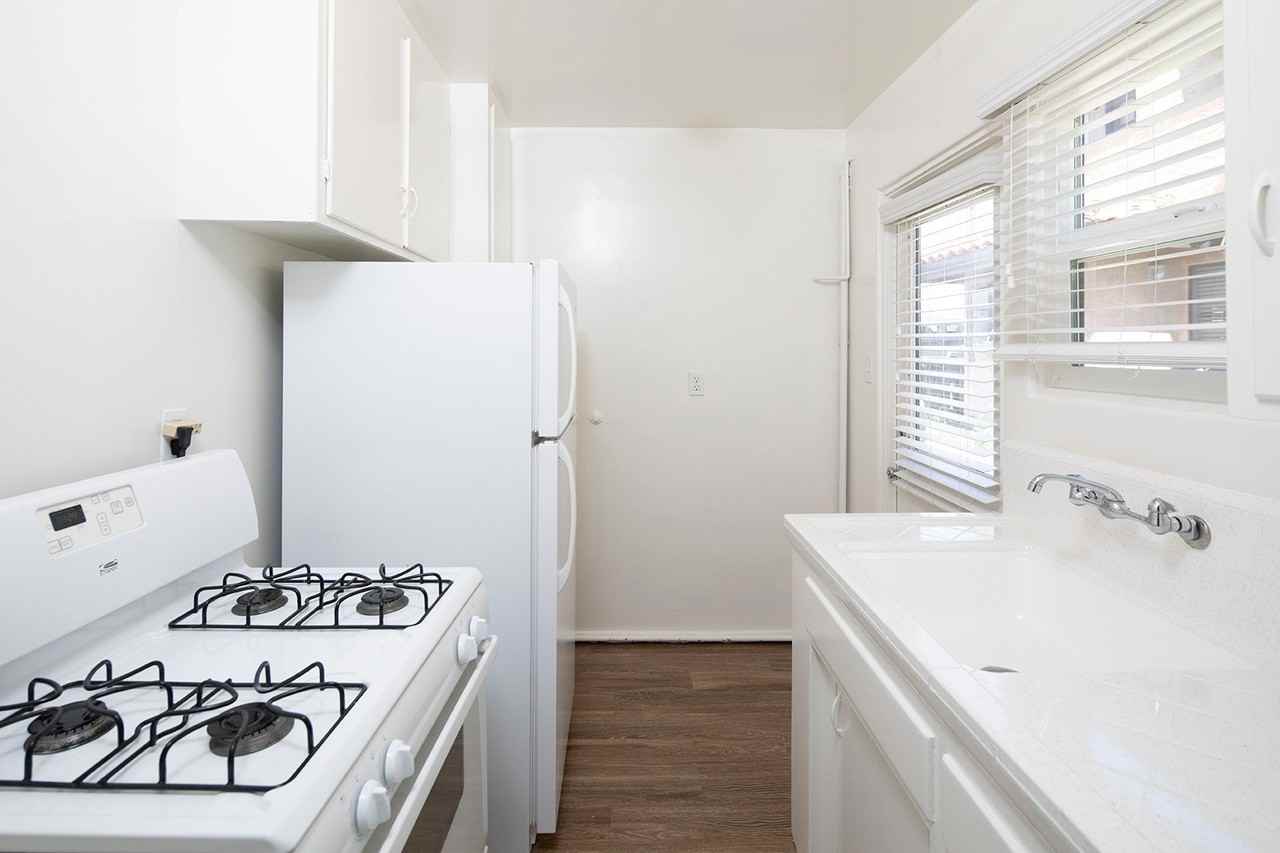 960 Opal St - Photo 5 of 8