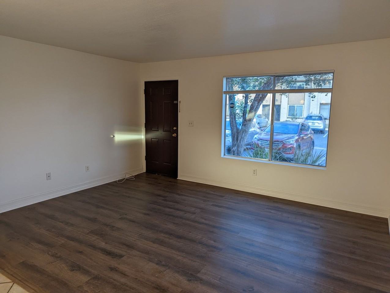 464 Ridgeway Ct - Photo 2 of 18