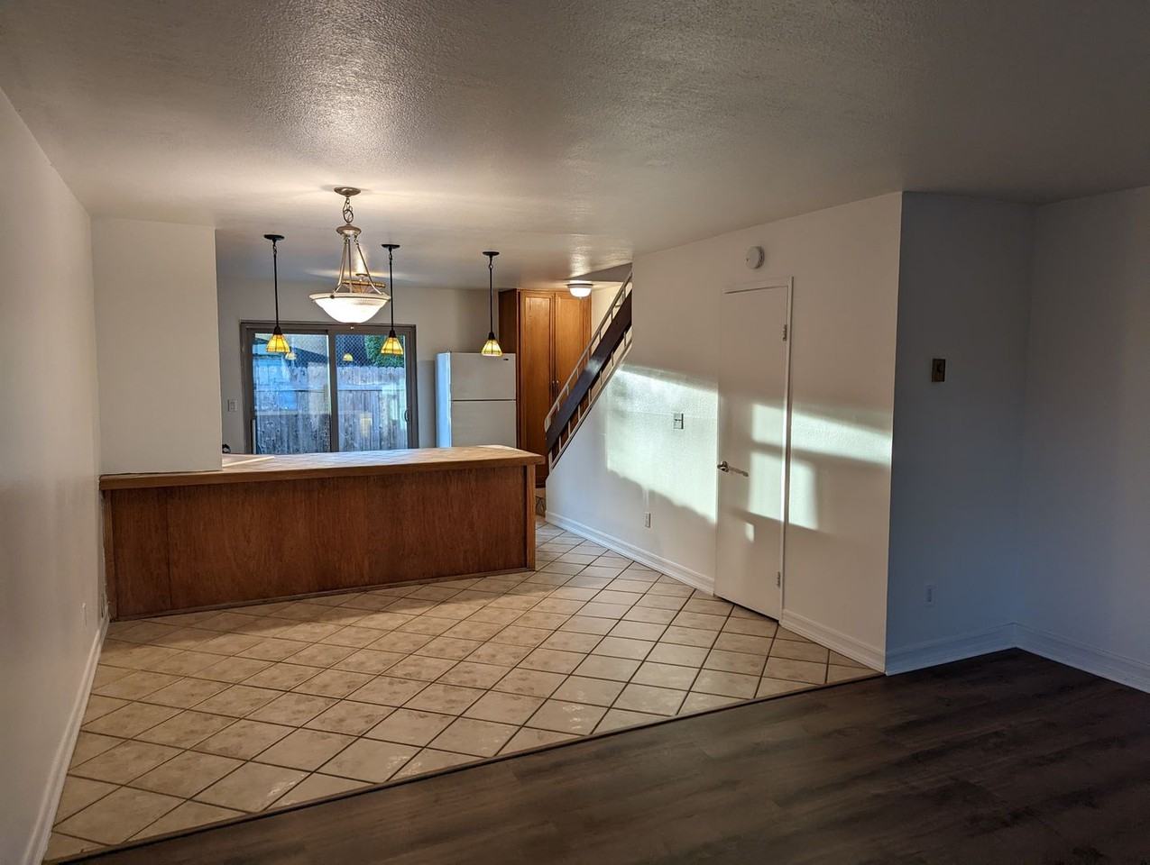 464 Ridgeway Ct - Photo 3 of 18