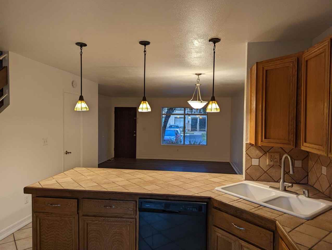 464 Ridgeway Ct - Photo 4 of 18