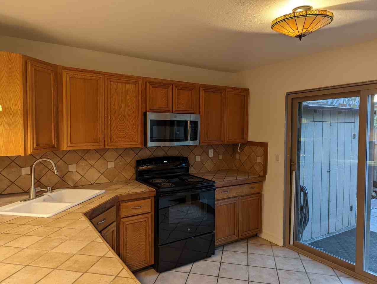 464 Ridgeway Ct - Photo 5 of 18