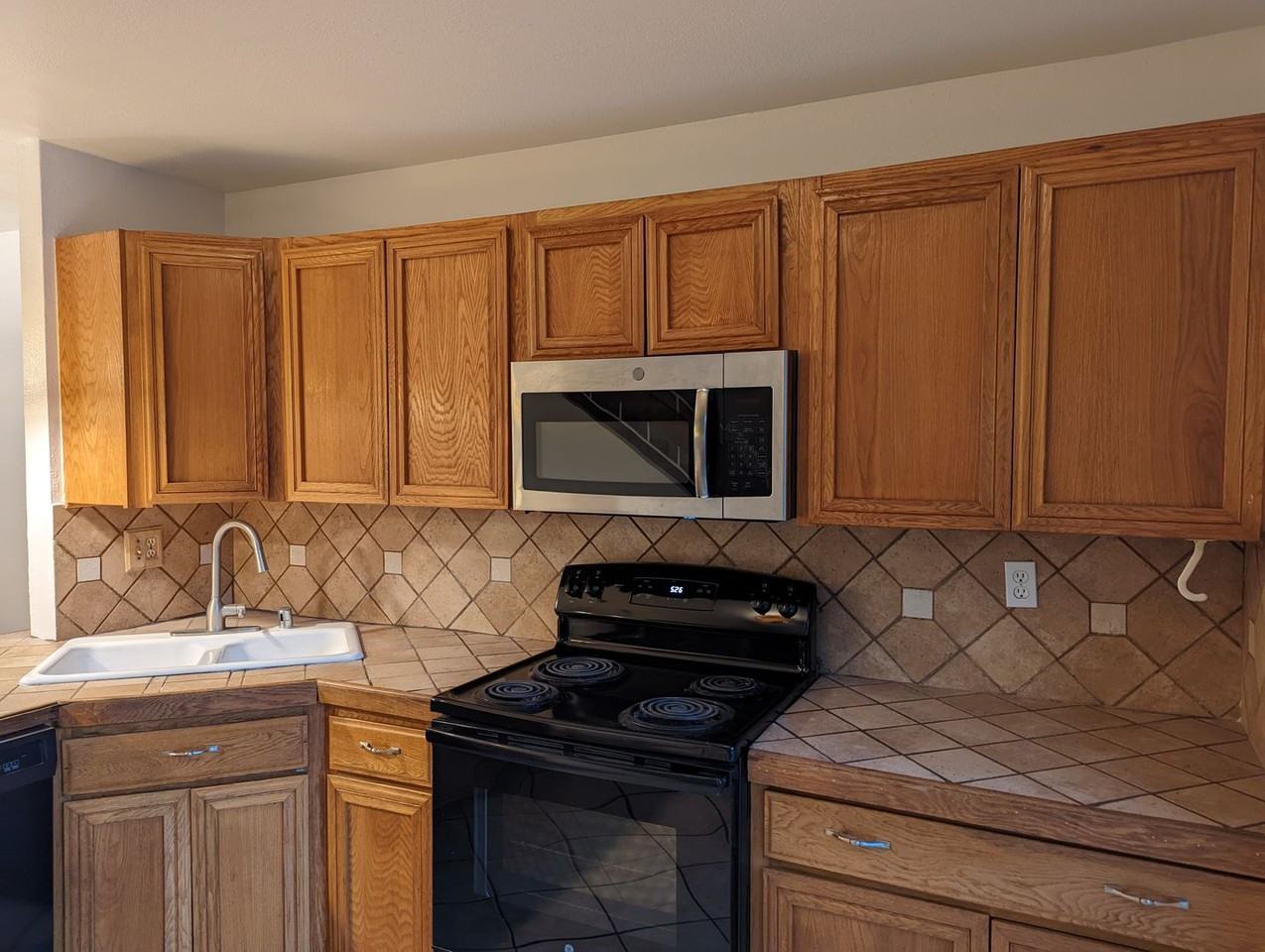 464 Ridgeway Ct - Photo 6 of 18