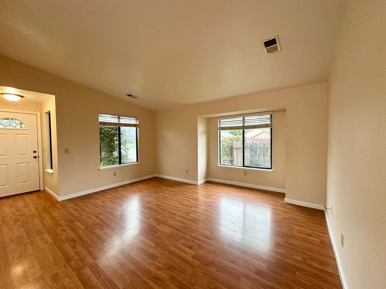 1990 Sycamore Ct - Photo 3 of 19