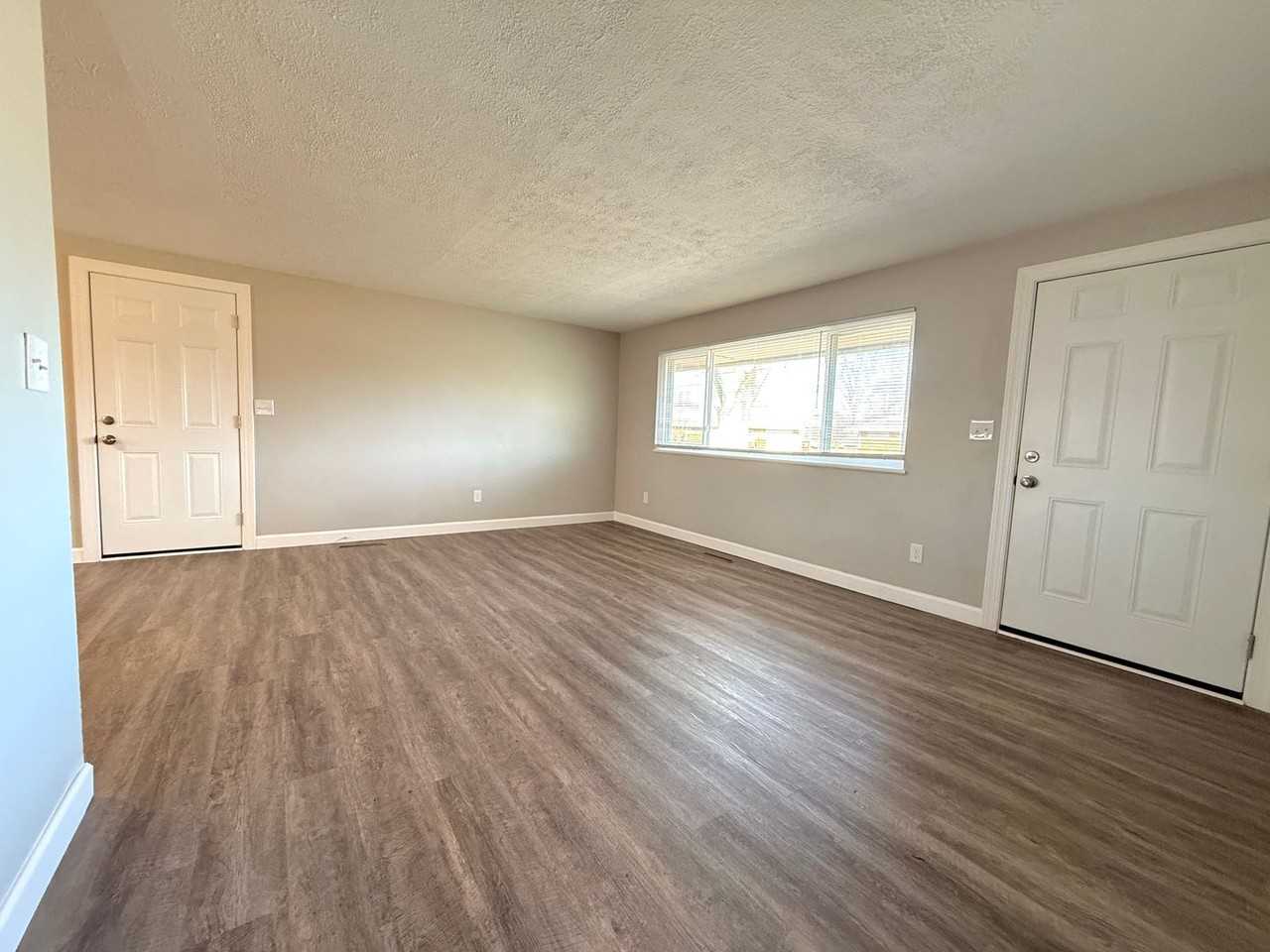 301 Lesher Dr - Photo 2 of 23