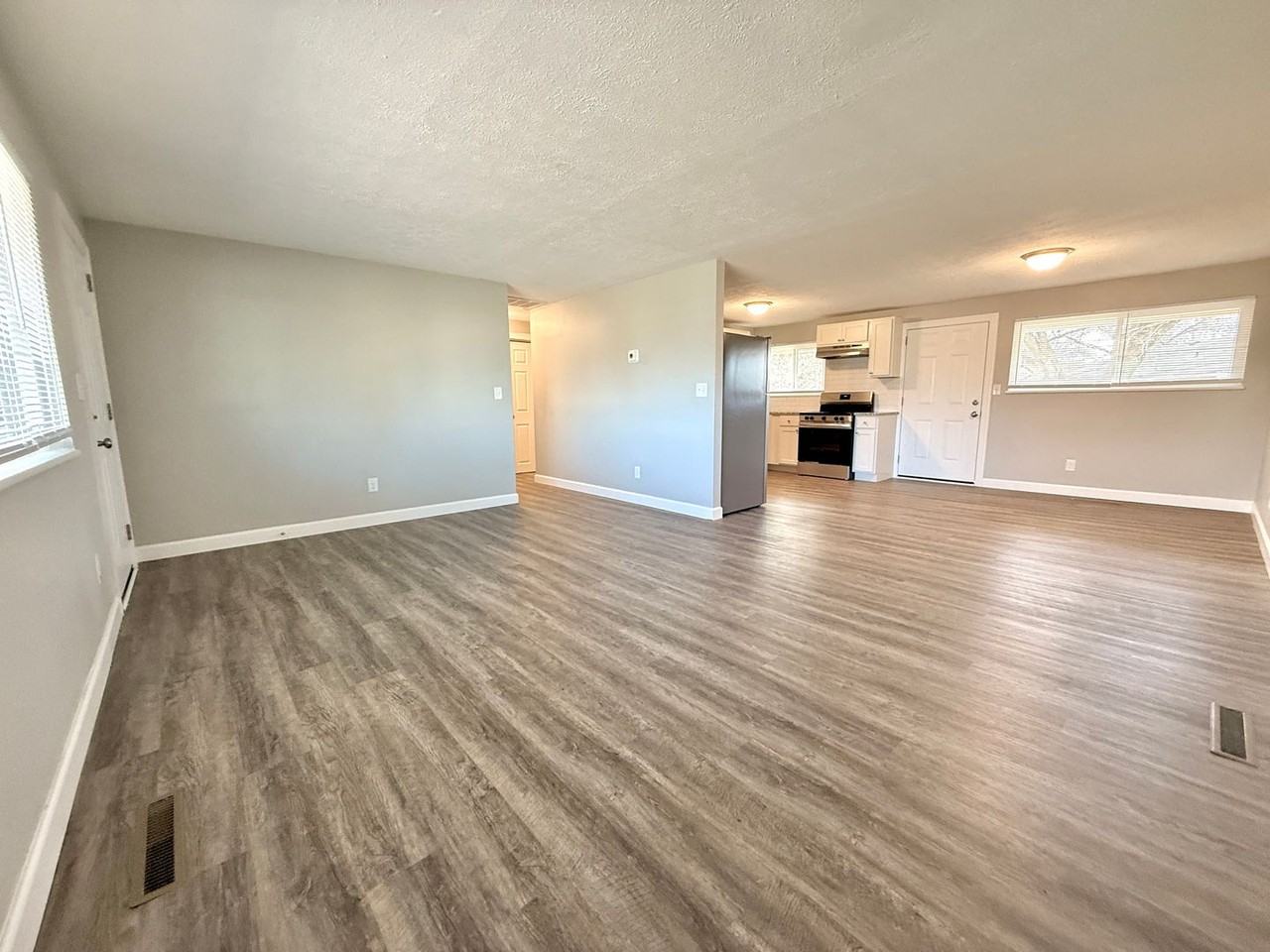 301 Lesher Dr - Photo 3 of 23