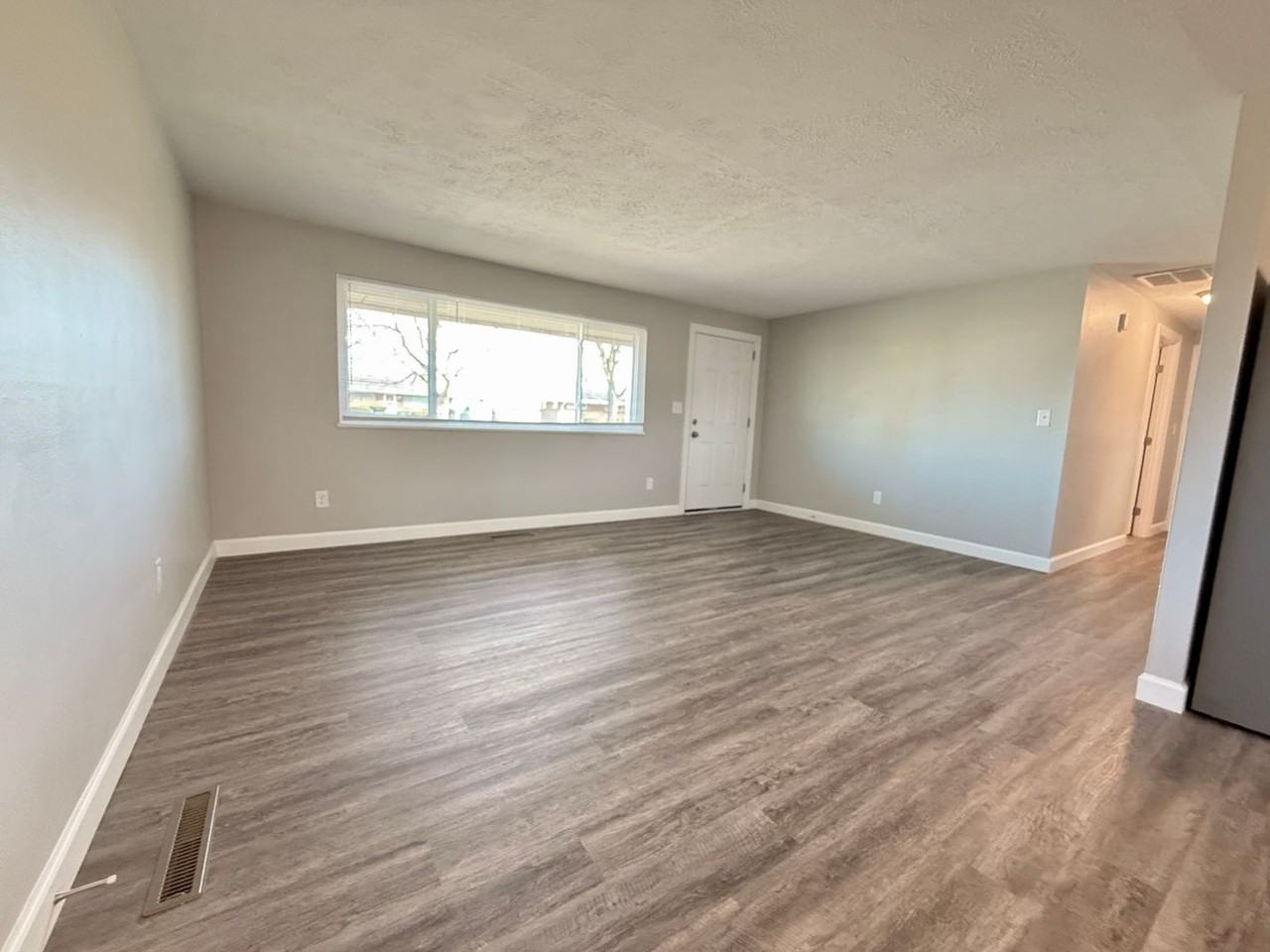 301 Lesher Dr - Photo 4 of 23