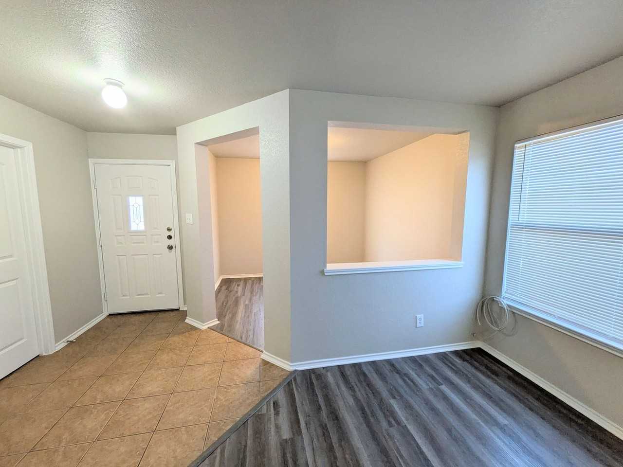 4714 Roxio Dr - Photo 3 of 39