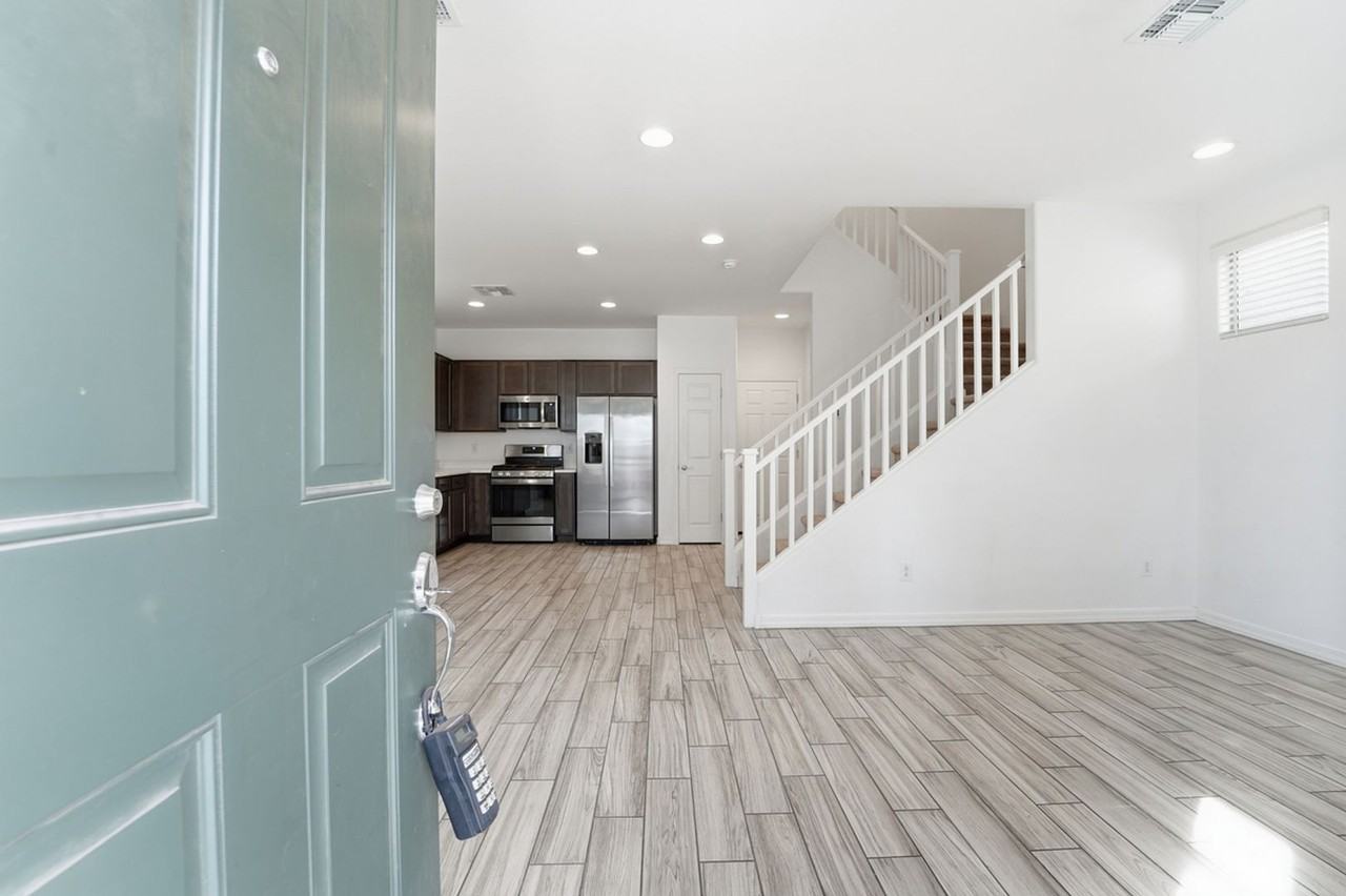 4226 S 58th Ln - Photo 5 of 38