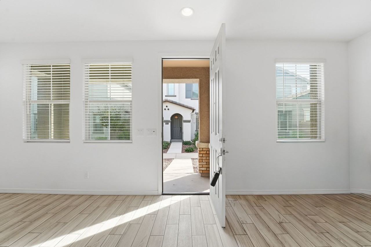 4226 S 58th Ln - Photo 6 of 38