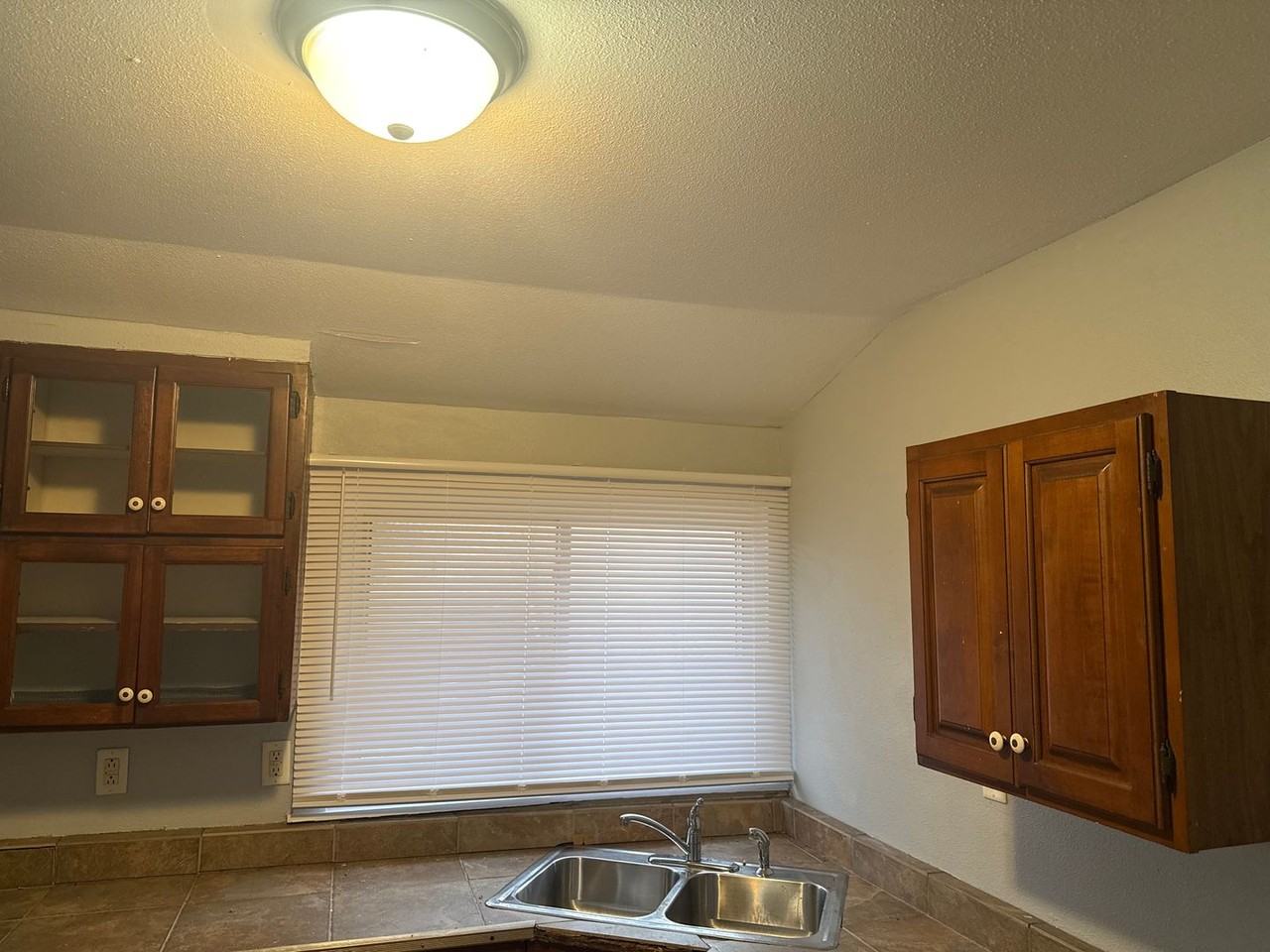 1228 E Oak St - Photo 2 of 8