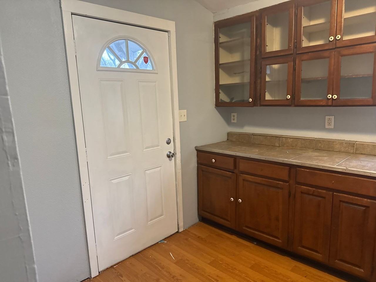 1228 E Oak St - Photo 3 of 8