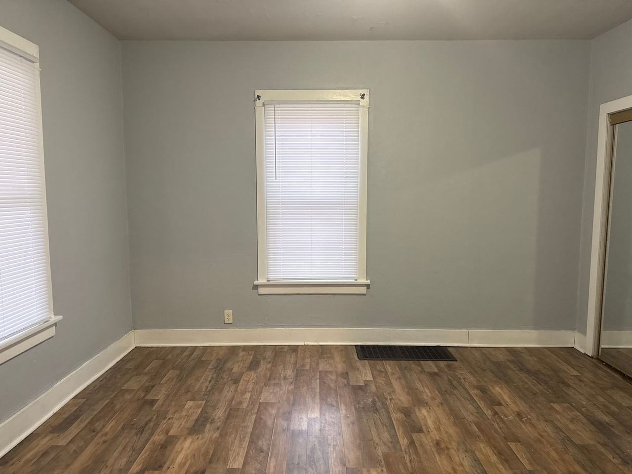 1228 E Oak St - Photo 7 of 8