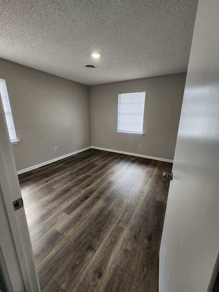 1205 W Avenue B - Photo 2 of 14