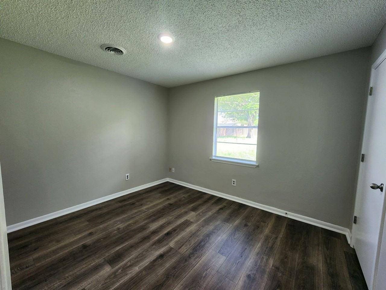 1205 W Avenue B - Photo 3 of 14