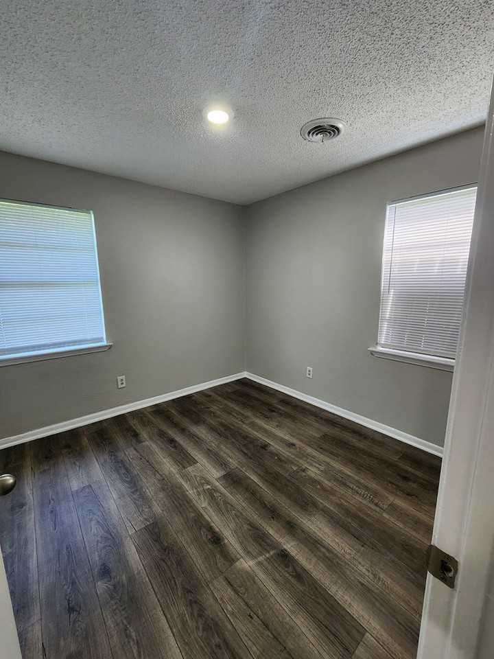 1205 W Avenue B - Photo 4 of 14