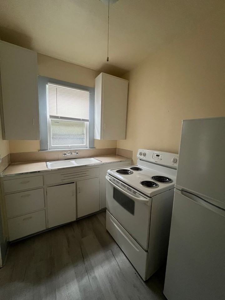 315 S 2nd St - Photo 2 of 7