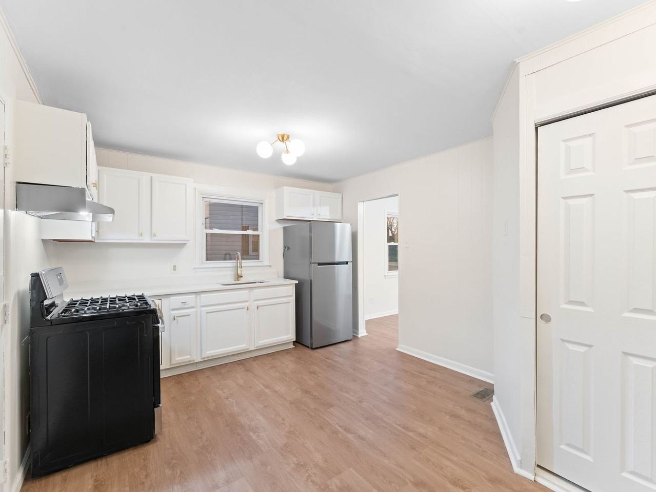 132 S Dennis Dr - Photo 7 of 24