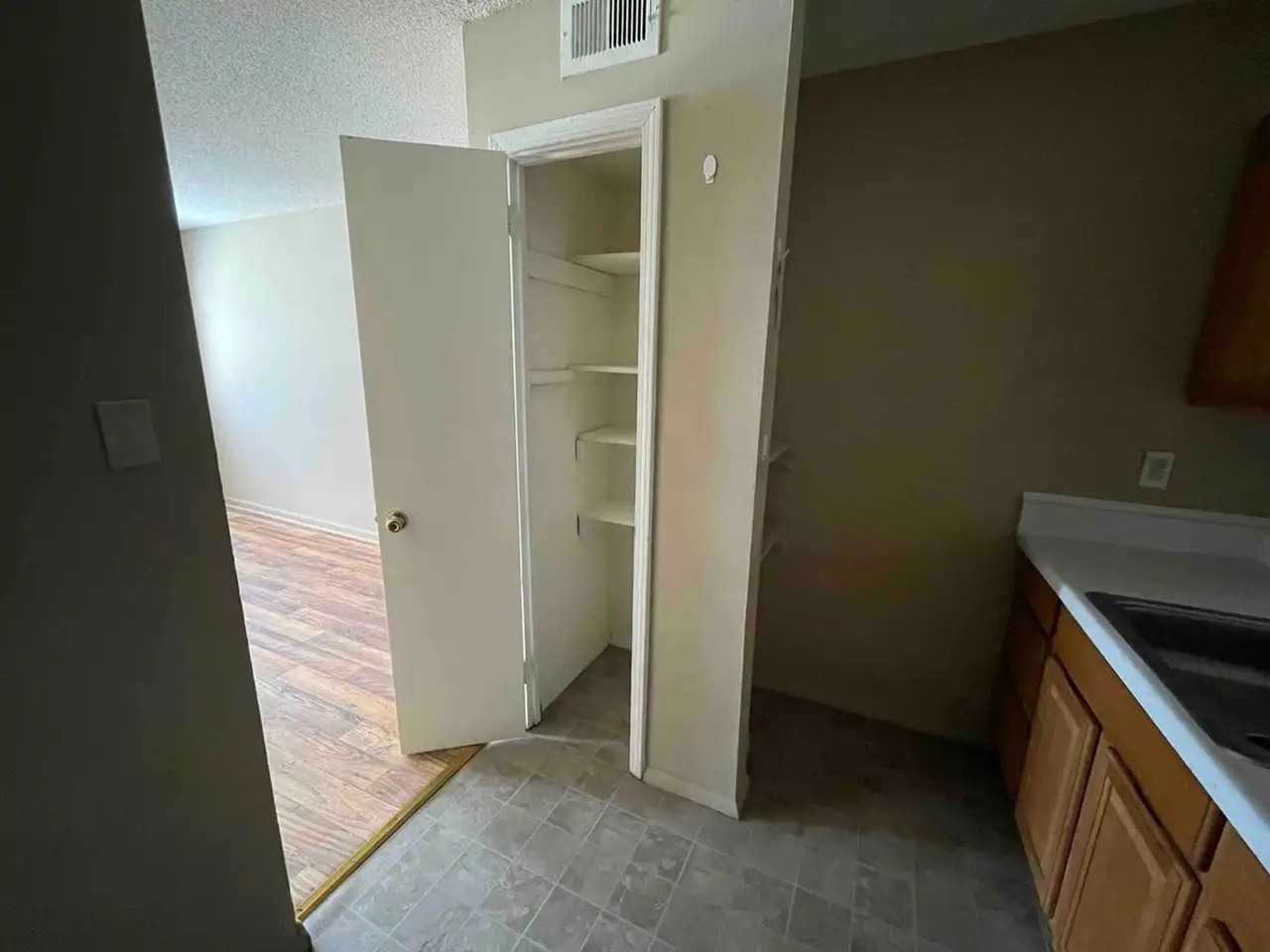 Royal Ridge - Photo 5 of 7