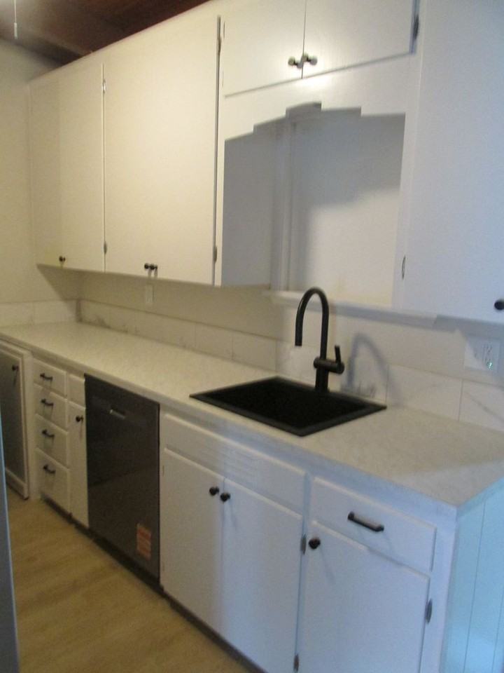 224 W Victoria Ave - Photo 4 of 16