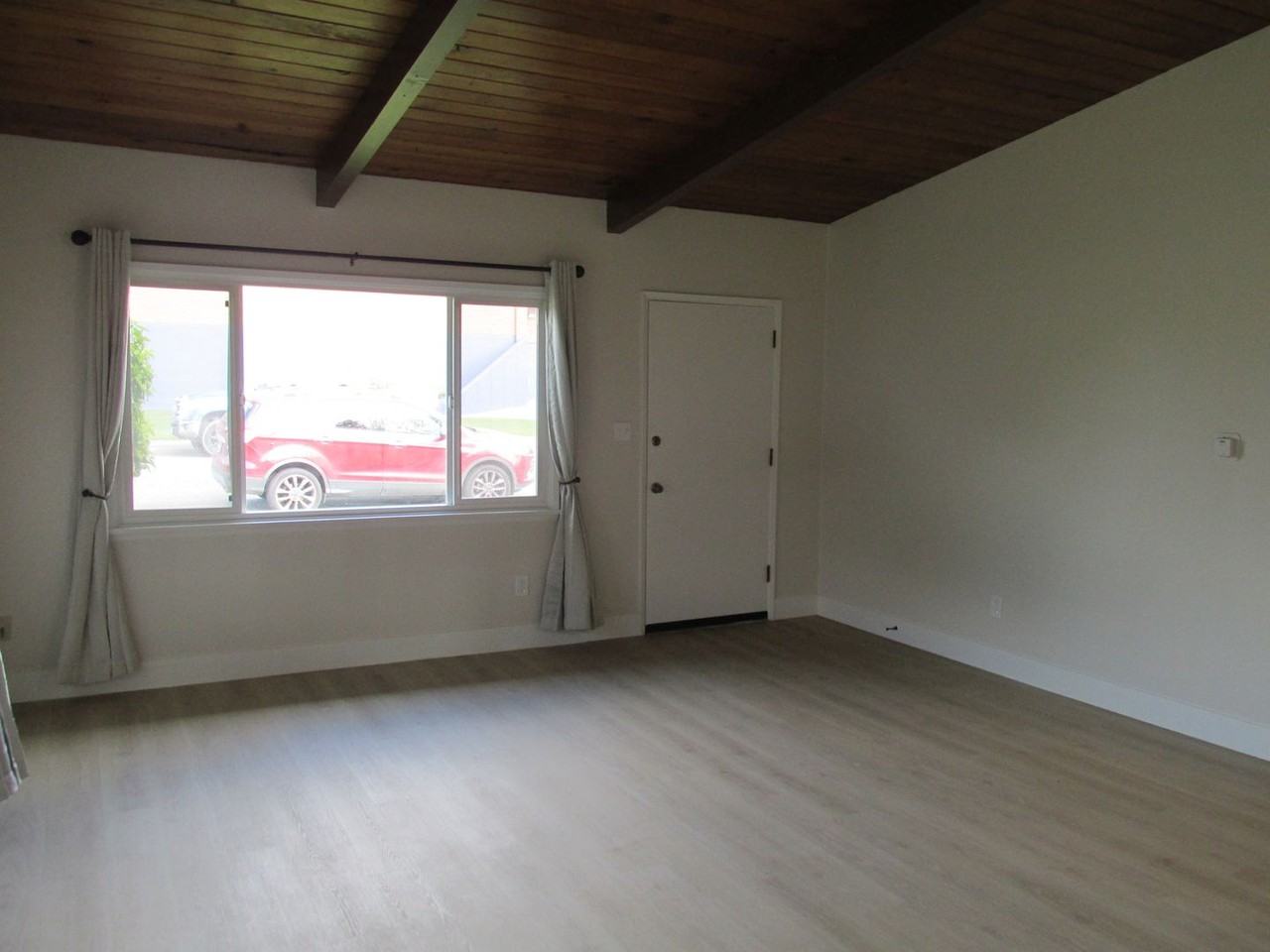 224 W Victoria Ave - Photo 7 of 16