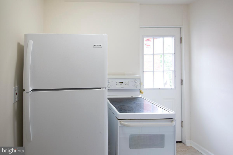 215 9th St #B - Photo 2 of 11