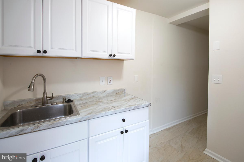 215 9th St #B - Photo 3 of 11