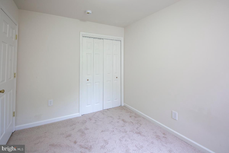 215 9th St #B - Photo 4 of 11